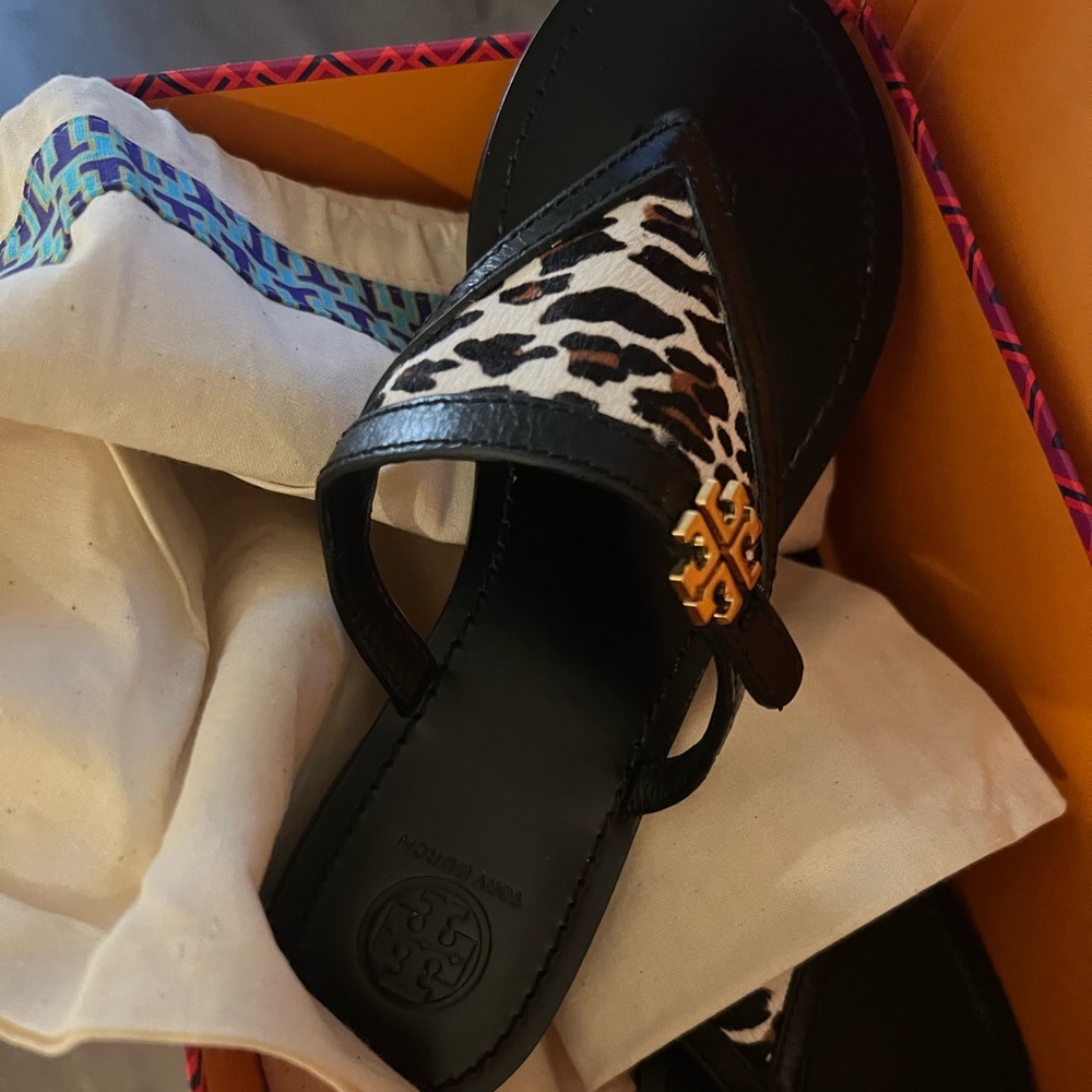 Tory Burch Eloise Black Leather and Leopard Print Flat Thong Sandal Size 8 - Picture 4 of 7